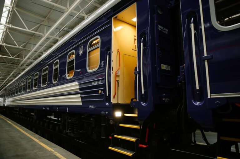 Фото для новини:Укрзалізниця отримає сотню нових вагонів українського виробництва