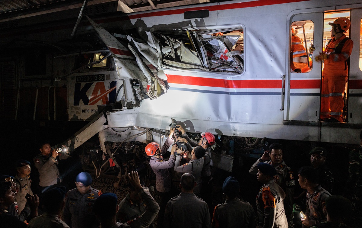 Фото для новини:В Індонезії зіткнулися потяги: є жертви та поранені