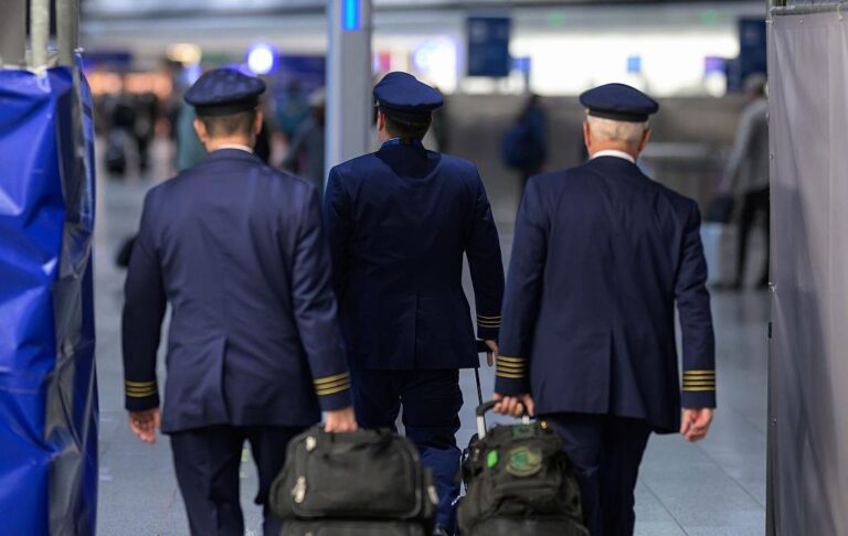 Фото для новини:В Німеччині пілоти двох авіакомпаній влаштували страйк