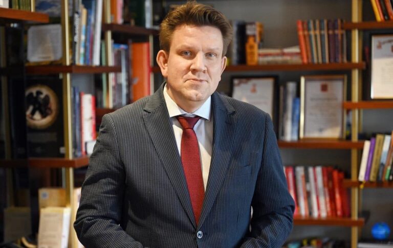 Фото для новини:В РФ гендиректора найбільшого видавництва затримали за "ЛГБТ-літературу"