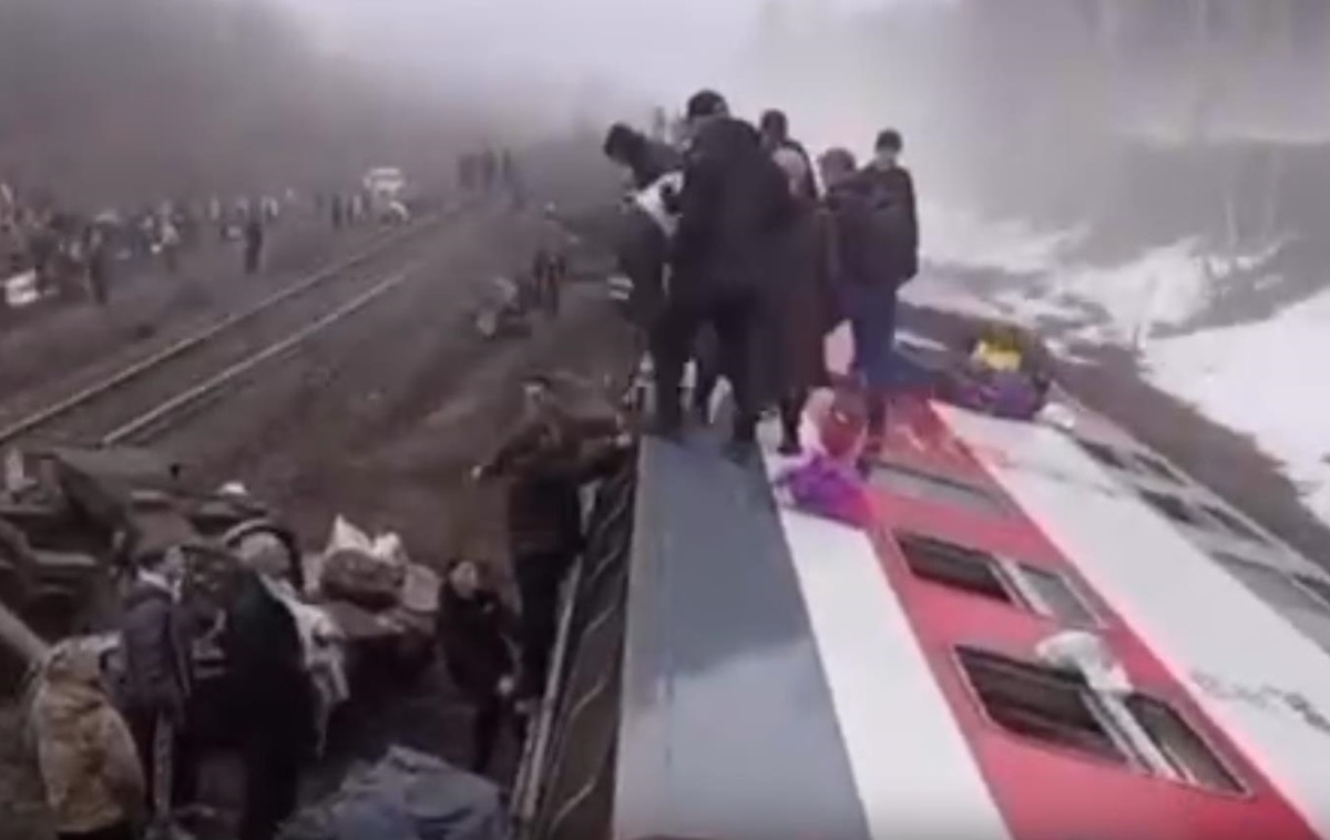 Фото для новини:В Росії перекинувся пасажирський поїзд