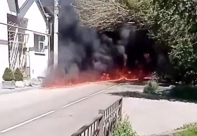 Фото для новини:В Туапсе палаючі нафтопродукти течуть вулицями