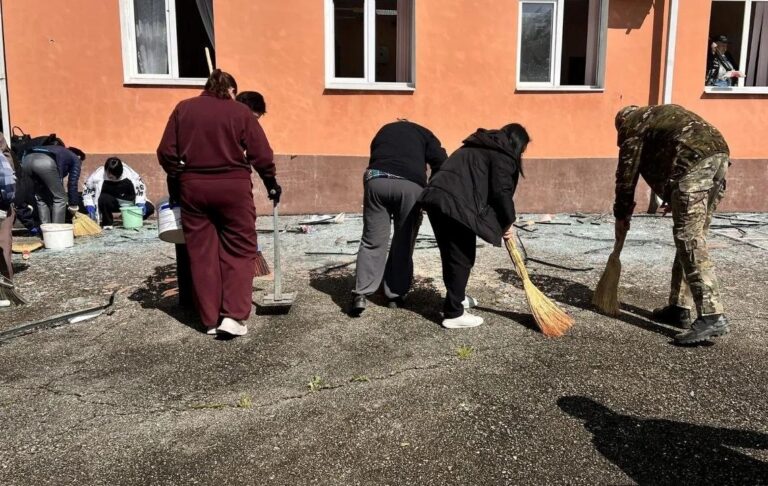 Фото для новини:В Туапсе після удару по НПЗ пройшов "нафтовий дощ"