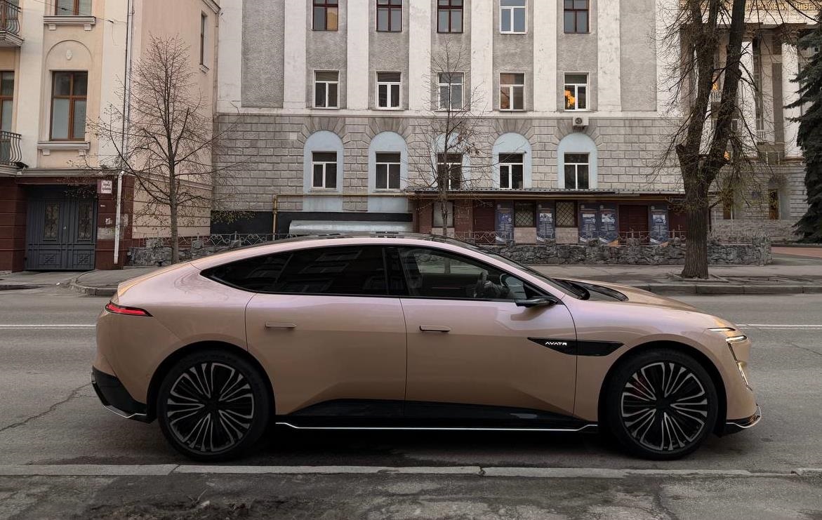 Фото для новини:В Україні засвітився стильний електрокар від Huawei