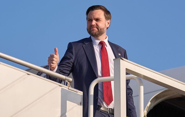 Фото для новини:Венс назвав "жартом" нападки Трампа на Папу Римського