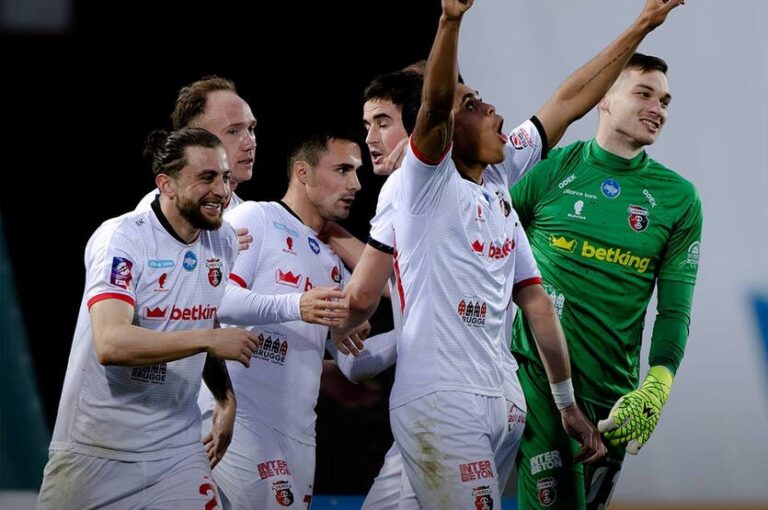 Фото для новини:Верес перемагає Оболонь завдяки неуважності воротаря