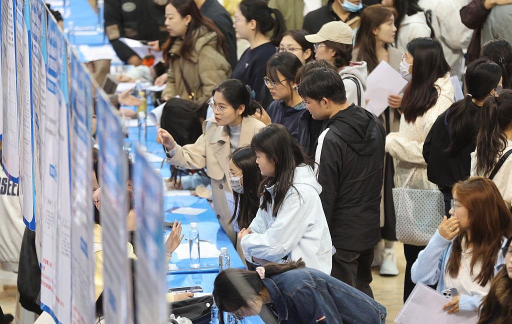 Фото для новини:Війна в Ірані "підвищила" рівень безробіття в Китаї - ЗМІ