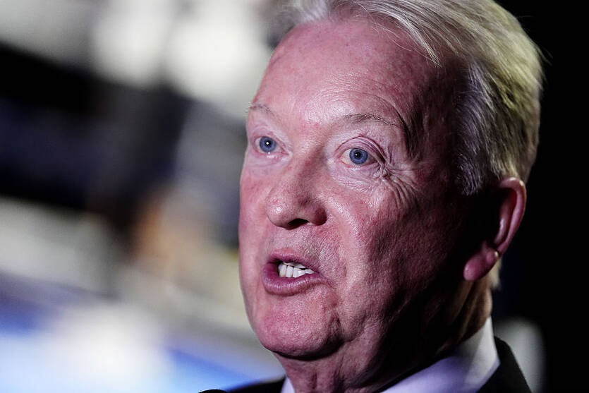 Фото для новини:Воррен грозить Усику судом, закликаючи його погодитися на бій із Кабаєлом