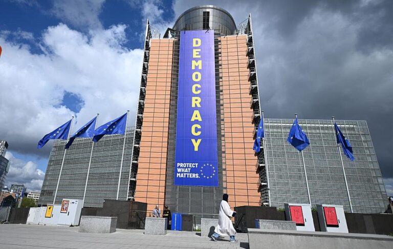 Фото для новини:ЄС розглядає суворіші податкові умови для Києва на кредит в &euro;90 млрд - ЗМІ