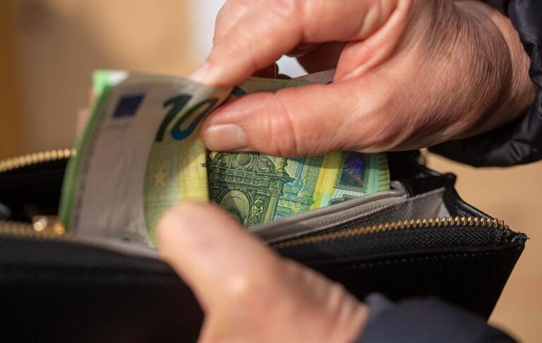 Фото для новини:Євро подорожчало до нового історичного максимуму