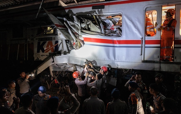 Фото для новини:Залізнична катастрофа в Індонезії: кількість загиблих зросла до 14 людей