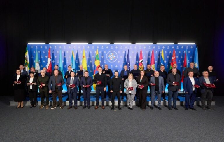 Фото для новини:Зеленський вручив відзнаки "Місто-герой України"