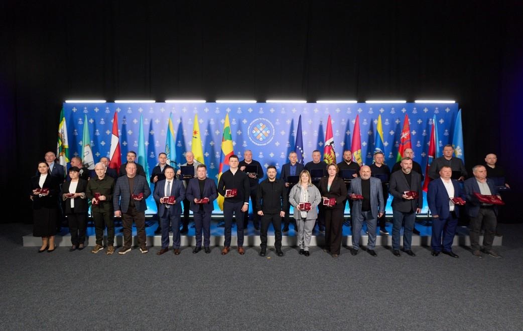 Фото для новини:Зеленський вручив відзнаки "Місто-герой України"