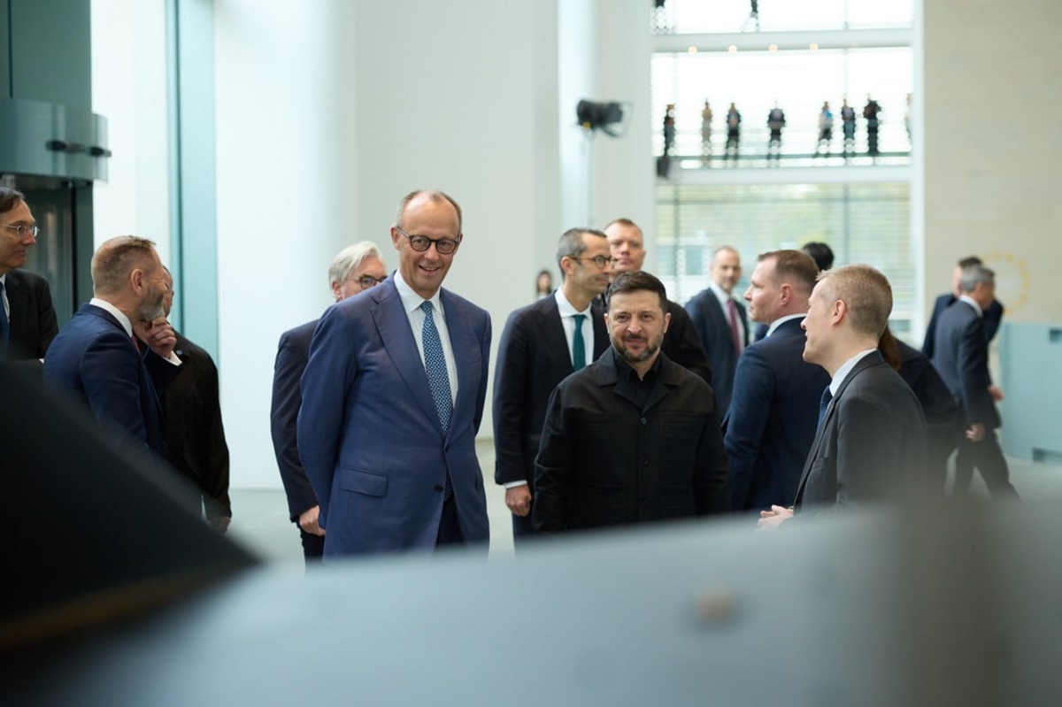 Фото для новини:Зеленському і Мерцу представили українські БпЛА