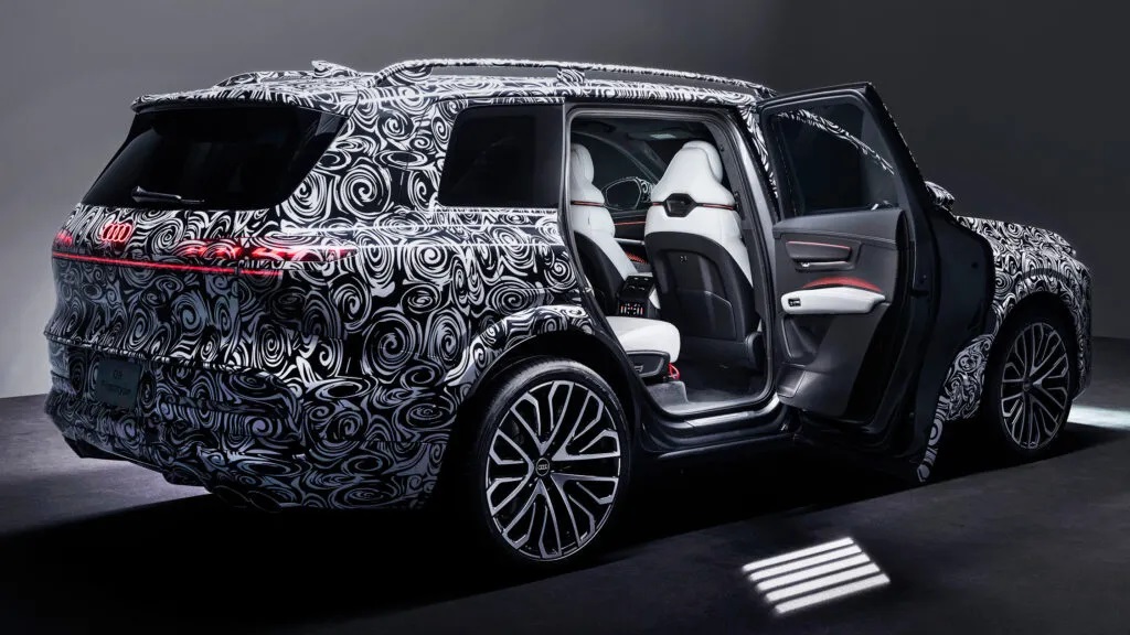 Фото для новини:Audi розсекретила салон нового кросоверу Q9