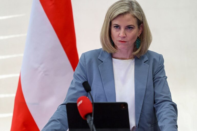 Фото для новини:Австрія змусила Росію прорідити "ліс" шпигунських антен у Відні
