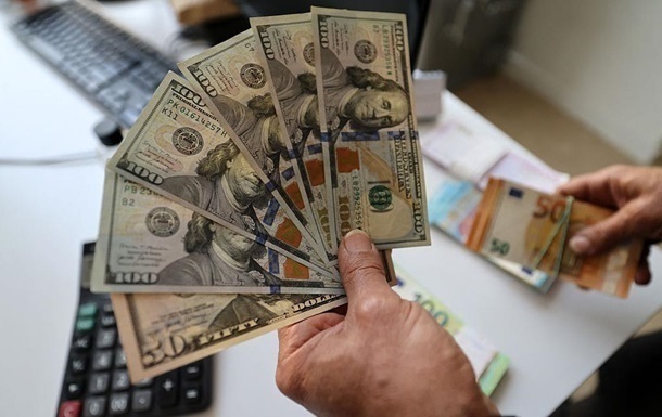 Фото для новини:Долар і євро дешевшають напередодні вихідних