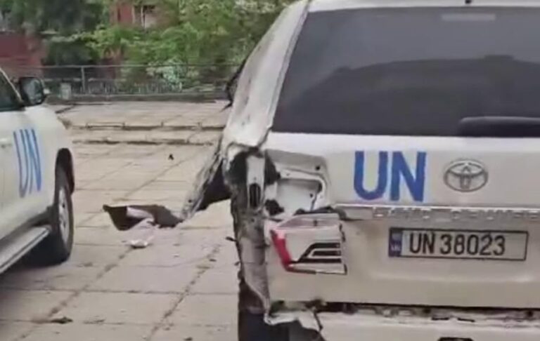 Фото для новини:Дрони РФ атакували Херсон: пошкоджені авто ООН, є загибла