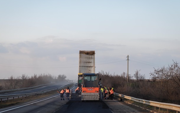 Фото для новини:Кабмін назвав дедлайн на ремонти доріг загального користування
