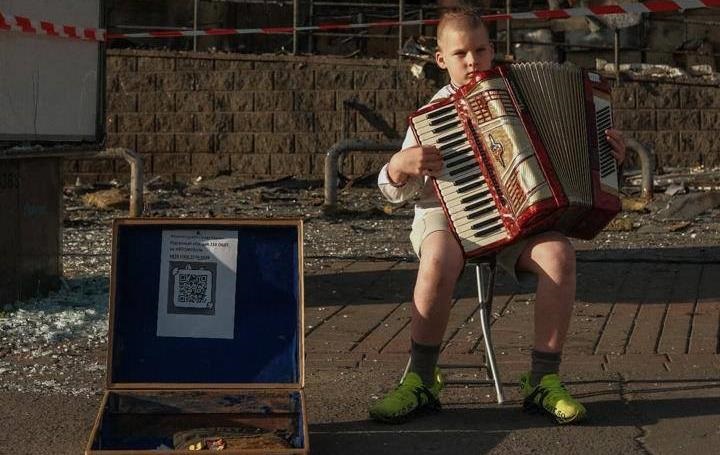 Фото для новини:Хлопчик зіграв Києве мій на акордеоні біля зруйнованого ТЦ на Лук&rsquo;янівці