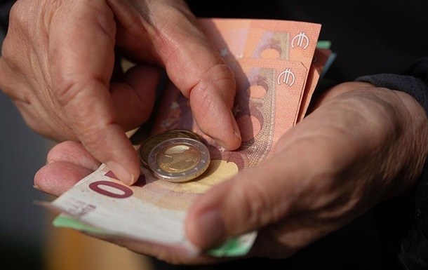 Фото для новини:Курс долара падає в обмінниках, євро зростає