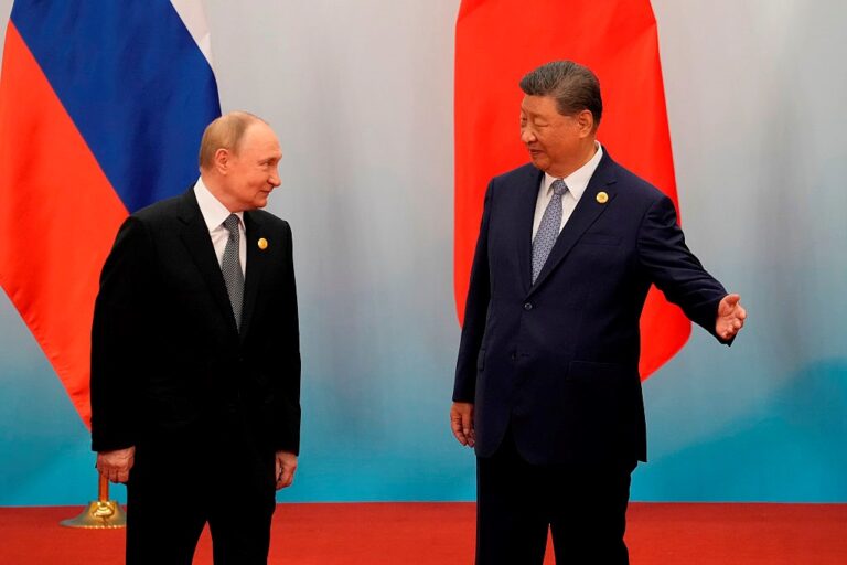Фото для новини:Молодший партнер їде на поклон. Путін в Китаї