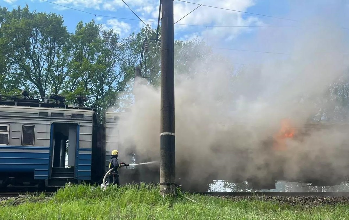 Фото для новини:На Черкащині під час руху спалахнув електропоїзд