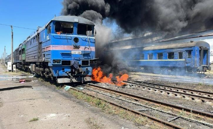 Фото для новини:На Миколаївщині росіяни пошкодили локомотив та 2 вагони