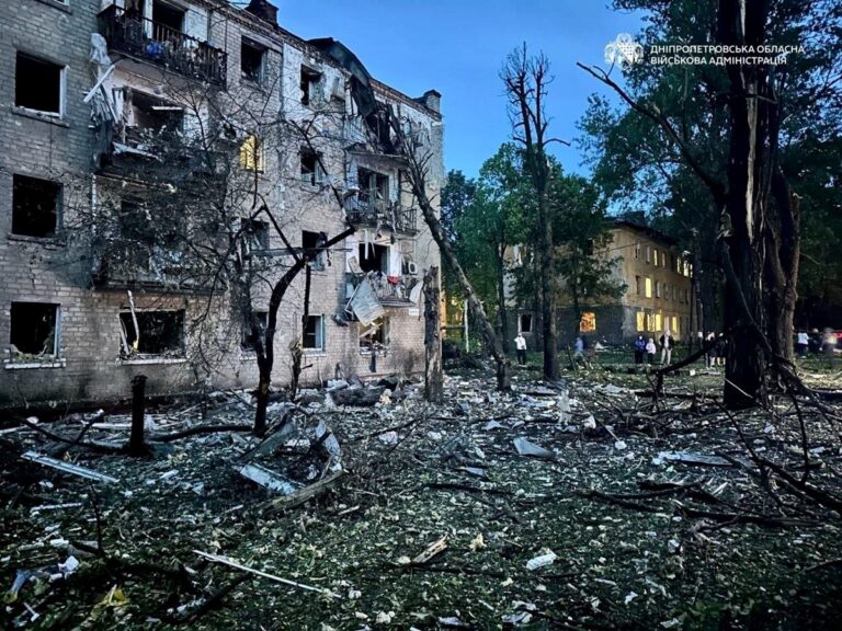 Фото для новини:Наслідки атаки на Дніпро: дев’ять поранених і руїни