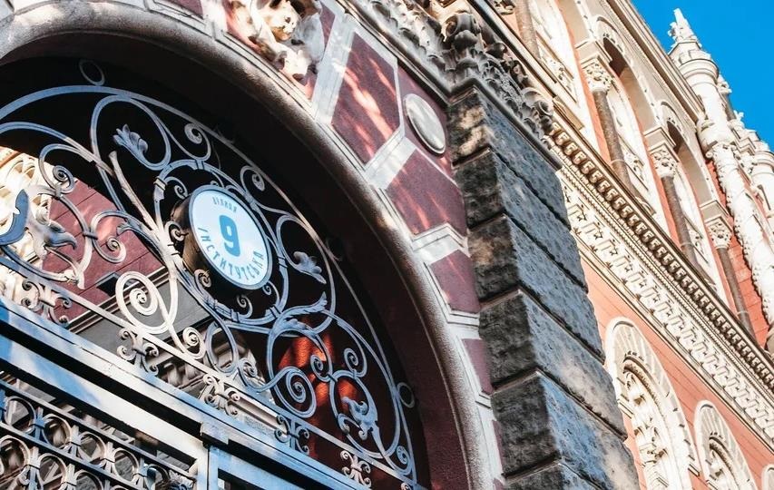 Фото для новини:Нацбанк утретє поспіль зменшив продаж доларів