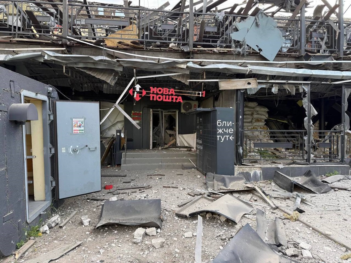 Фото для новини:Окупанти скинули бомбу на відділення Нової пошти в Краматорську