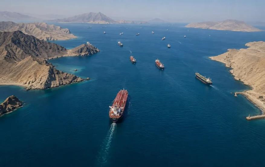 Фото для новини:Ормузькі гойдалки: США та Іран по черзі вмикають &ldquo;задню&rdquo; за крок до миру