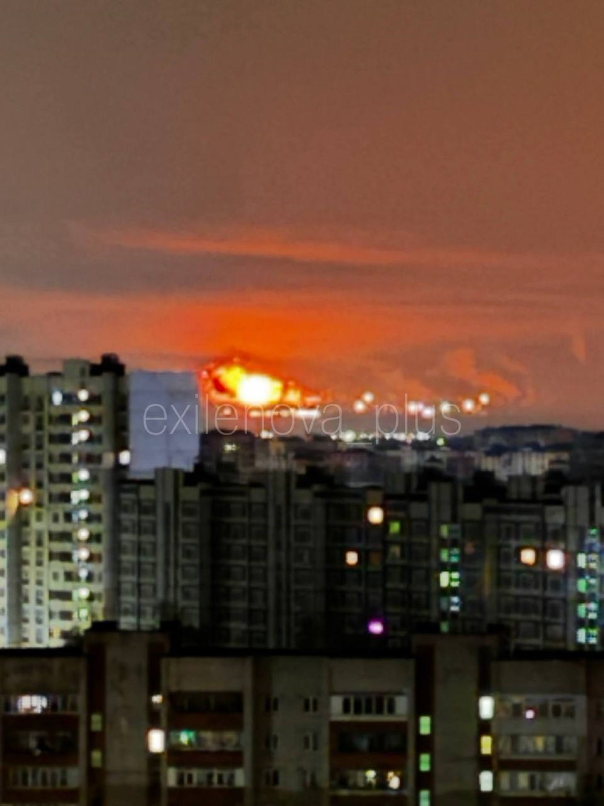 Фото для новини:Перемир'я Путіна: Москву атакують дрони, палає НПЗ