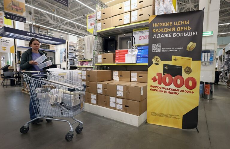 Фото для новини:Понад половина росіян хоче повернення західних брендів