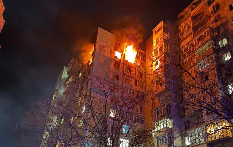 Фото для новини:РФ масовано атакувала Одесу: палають висотки