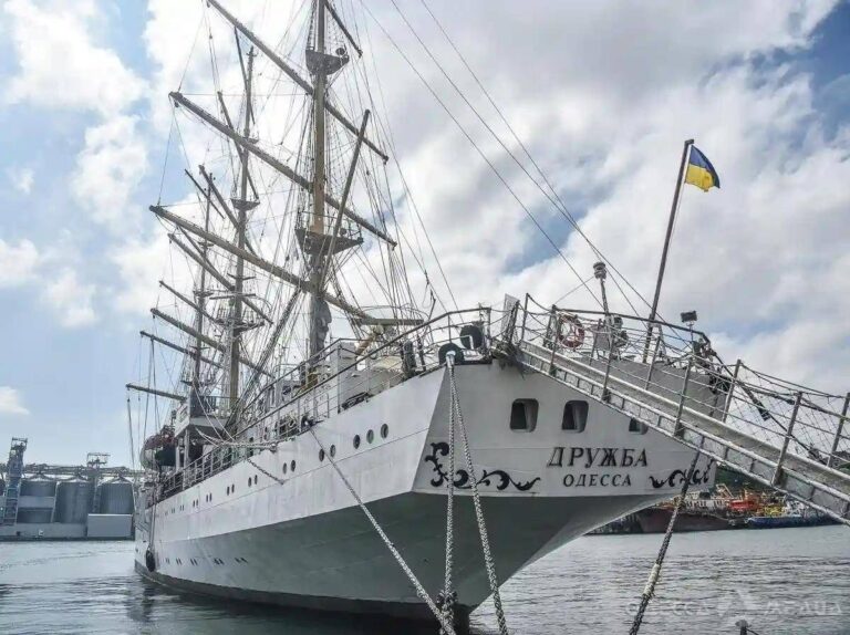Фото для новини:Росіяни атакували вітрильний фрегат в Одеському морпорту