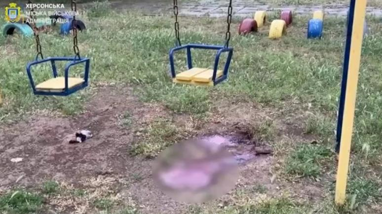 Фото для новини:Росіяни обстріляли дитмайданчик у Херсоні