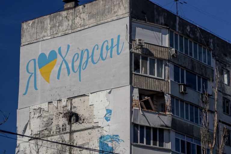 Фото для новини:Росіяни вдарили по Херсону з артилерії: троє постраждалих