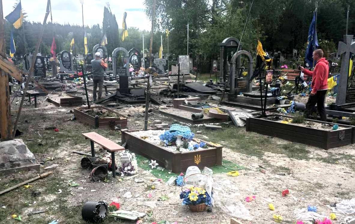 Фото для новини:Росіяни вдарили по кладовищу на Чернігівщині, є постраждала