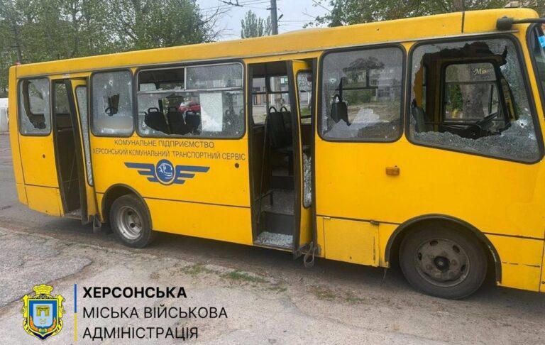 Фото для новини:Росіяни вдарили по маршрутці в Херсоні, є поранені