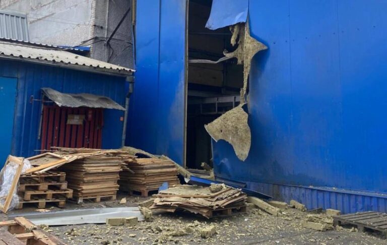 Фото для новини:Росіяни вдарили по підприємству в Богодухові, є поранені