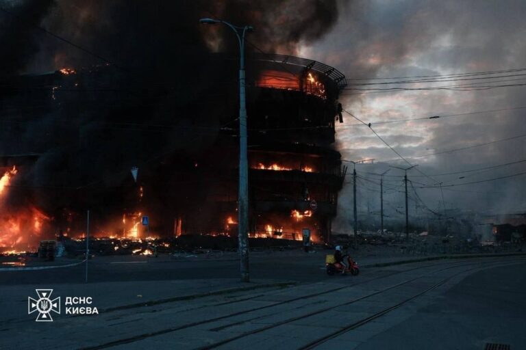Фото для новини:Рятувальники понад 15 годин гасили пожежі після атаки РФ - Зеленський