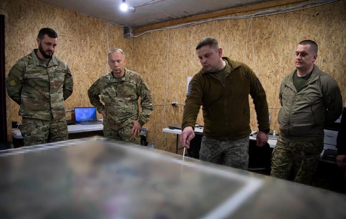 Фото для новини:Сирський відвідав корпус Хартія на Харківщині