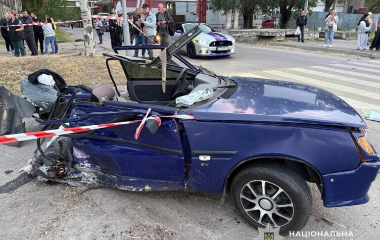 Фото для новини:Смертельне ДТП у Дніпрі: авто влетіло у зупинку транспорту