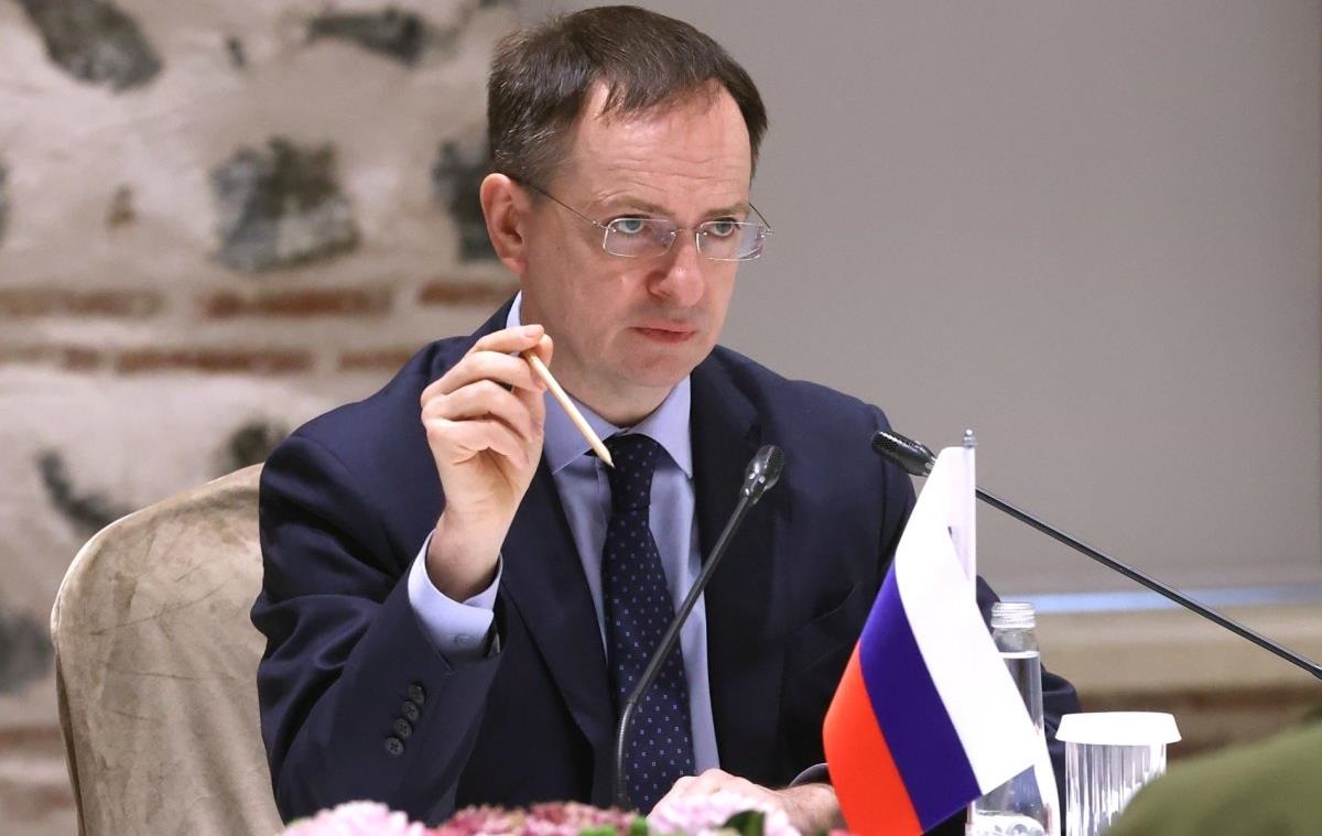 Фото для новини:Суд оголосив вирок переговірнику РФ Мединському за підручник з історії