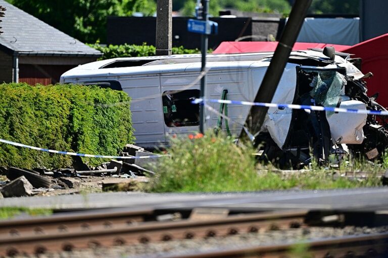 Фото для новини:У Бельгії поїзд зіткнувся зі шкільним автобусом