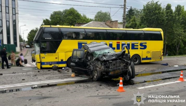 Фото для новини:У Борисполі джип зіткнувся з автобусом, є загиблий і постраждалі
