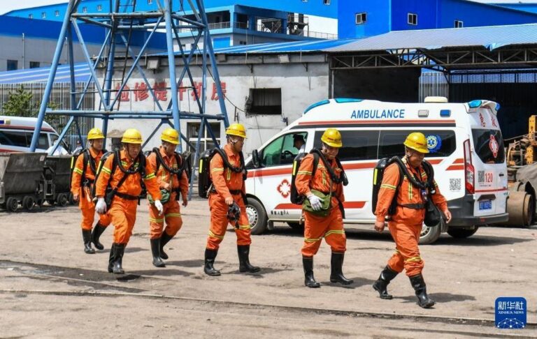 Фото для новини:У Китаї через вибух на шахті загинули 82 гірники