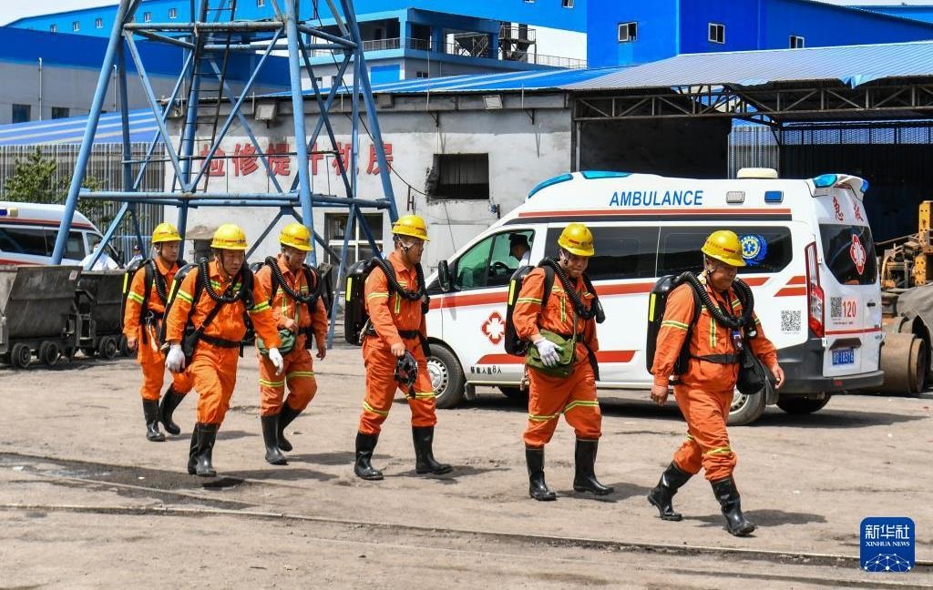 Фото для новини:У Китаї через вибух на шахті загинули 82 гірники