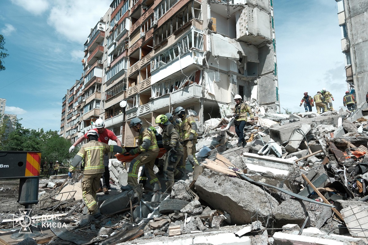 Фото для новини:У Києві деблокували тіло 13-ї жертви